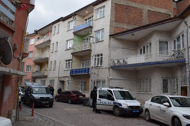 Yaşlı adam evinde ölü bulundu