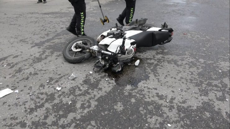 Otomobile çarpan motosikletli yaralandı