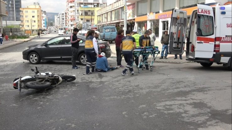 Otomobile çarpan motosikletli yaralandı