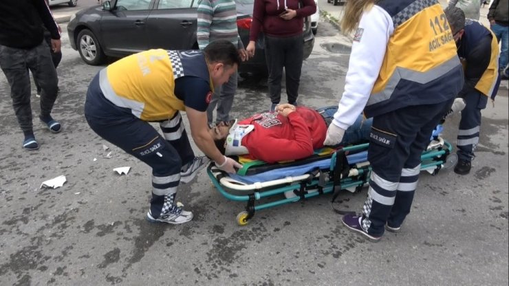Otomobile çarpan motosikletli yaralandı