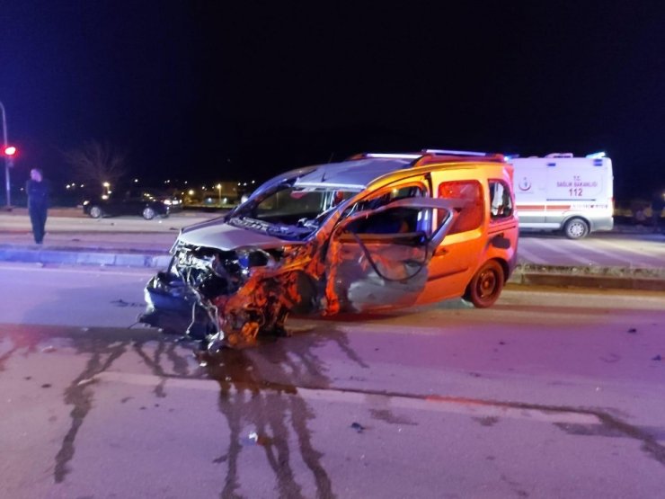 Hafif ticari araçla otomobil çarpıştı 1 ölü 4 yaralı