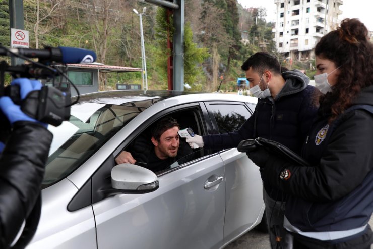 Rize'nin giriş noktalarında koronavirüse karşı sağlık taraması sürüyor