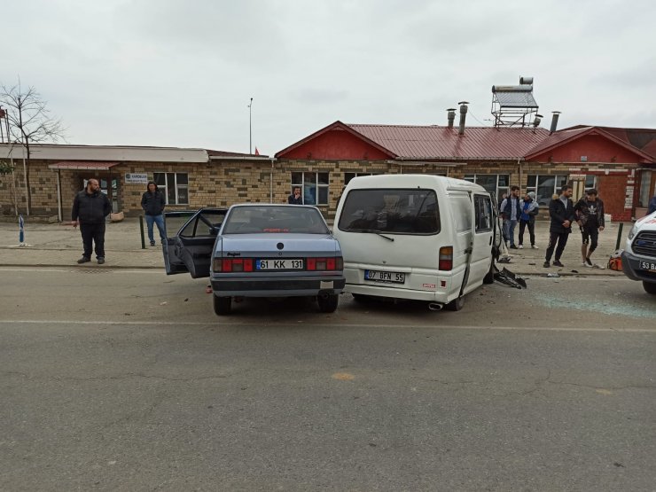 Rize'de otomobil ile kamyonet çarpıştı: 8 yaralı