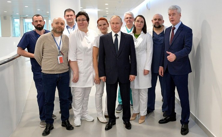 Rusya lideri Putin’den koruyucu tulum ve maskeyle hastaneye ziyaret