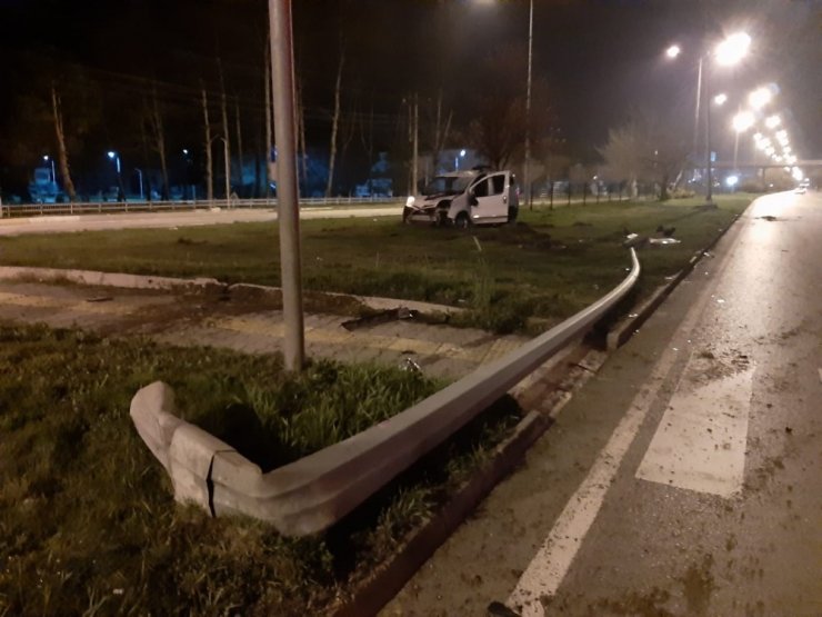 Hafif ticari araç aydınlatma direğine çarptı: 1’i ağır, 2 yaralı
