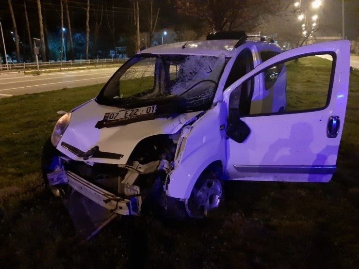 Hafif ticari araç aydınlatma direğine çarptı: 1’i ağır, 2 yaralı