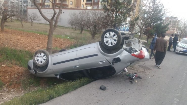 Minibüs ile otomobil çarpıştı: 2 yaralı