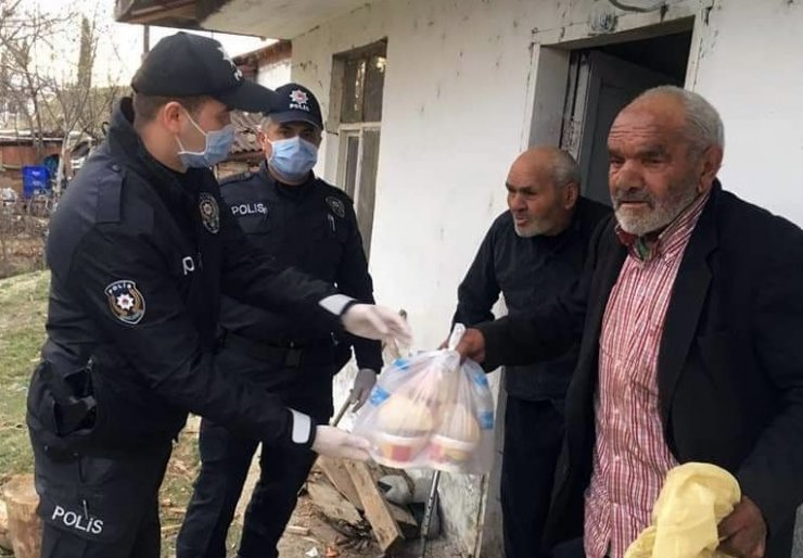Sinop'ta polis, 65 yaş üstü kardeşler için odun kırarak soba yaktı