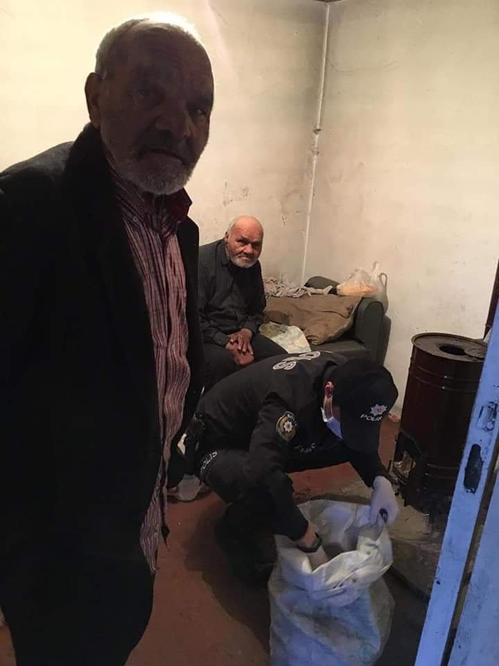 Sinop'ta polis, 65 yaş üstü kardeşler için odun kırarak soba yaktı