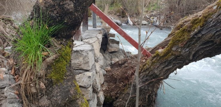 Teröristler köprü inşaatına mayın yerleştirmiş