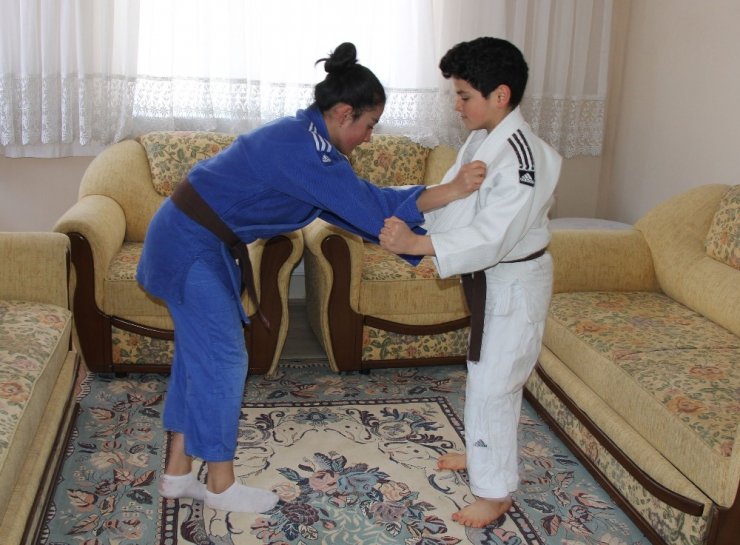 Salonları kapandı, sporu evlerine taşıdılar