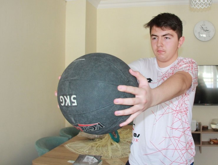 Salonları kapandı, sporu evlerine taşıdılar