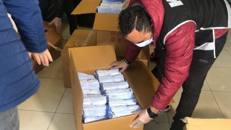 Tekstilin kalbi Bursa’da sağlık açısından yetersiz 100 bin tıbbî maske ele geçirildi