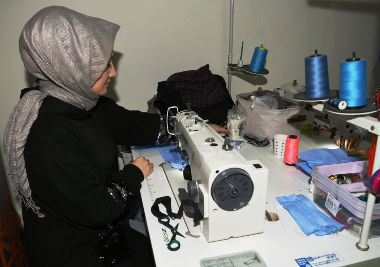 Vefa Sosyal Destek Grubuna gelen talepleri karşılamak için maske üretiliyor