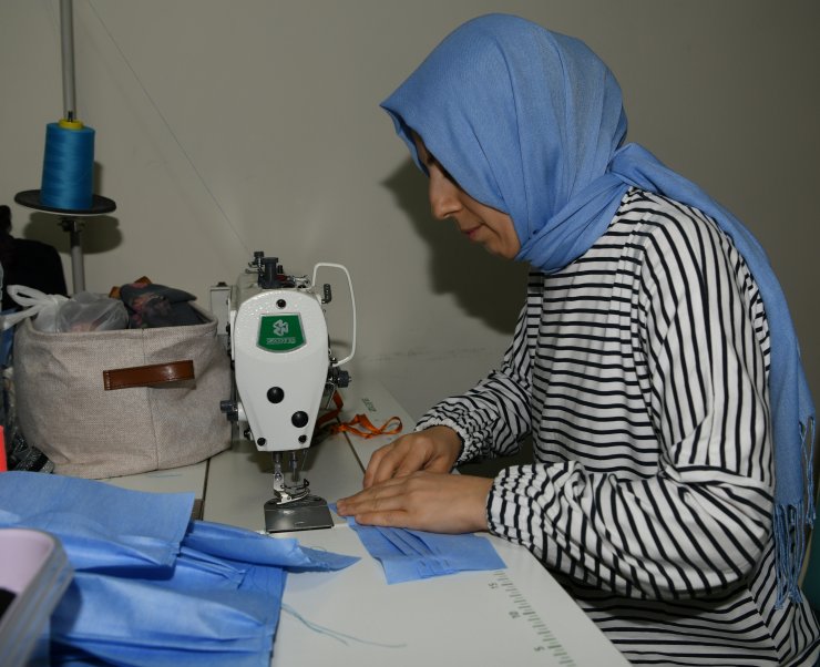 Vefa Sosyal Destek Grubuna gelen talepleri karşılamak için maske üretiliyor