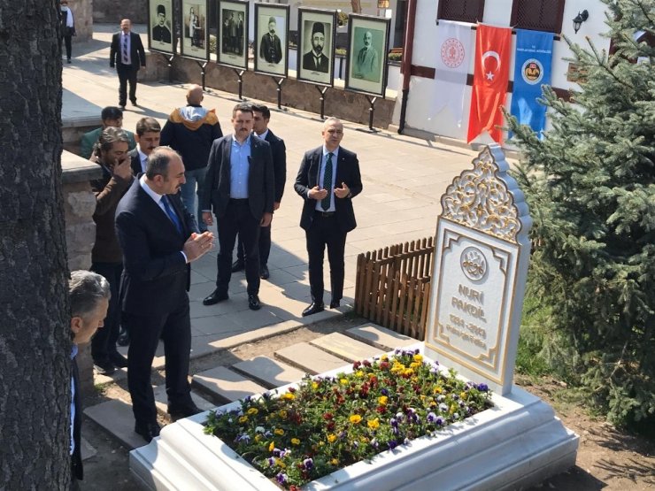 Bakan Gül, Muhsin Yazıcıoğlu’nu kabri başında andı