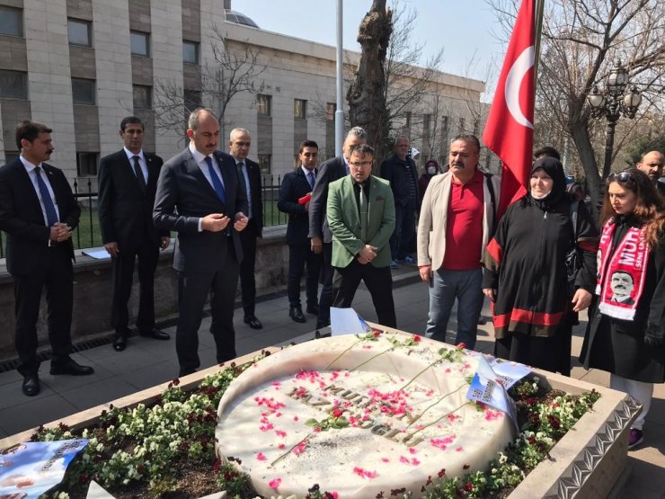 Bakan Gül, Muhsin Yazıcıoğlu’nu kabri başında andı