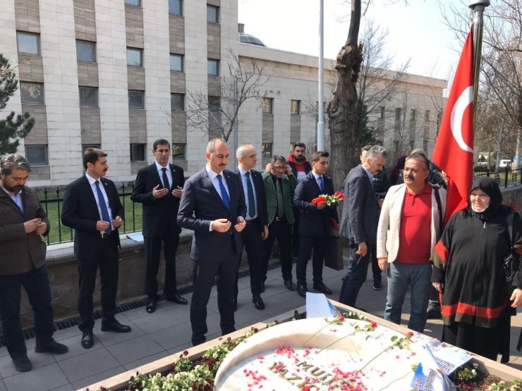 Bakan Gül, Muhsin Yazıcıoğlu’nu kabri başında andı