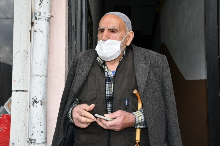 Polisi arayan yaşlı adam dolandırılmaktan kurtuldu