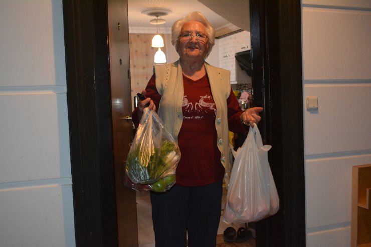 Balıkesir'de Kovid-19 önlemleri dolayısıyla yaşlı vatandaşın alışverişini bekçiler yaptı