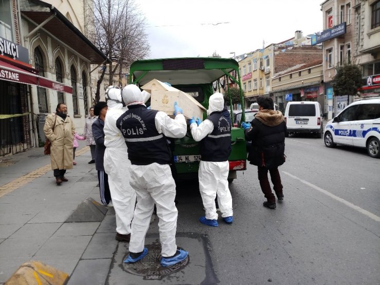 Beyoğlu’nda bulunan yaşlı adamın cesedi Adli Tıp Kurumuna götürüldü