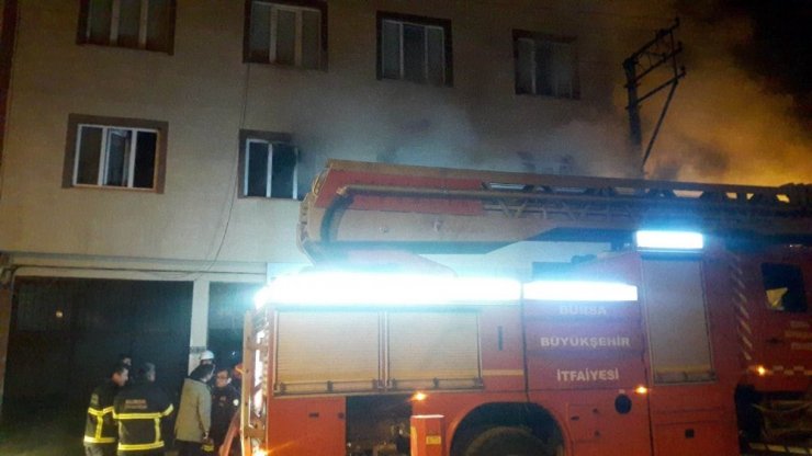 Bursa’da yangın mahalleliyi sokağa döktü