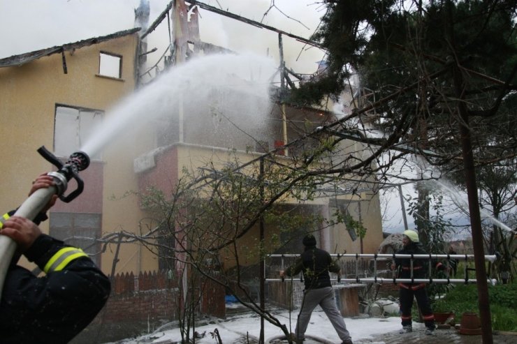 İki katlı ev küle döndü