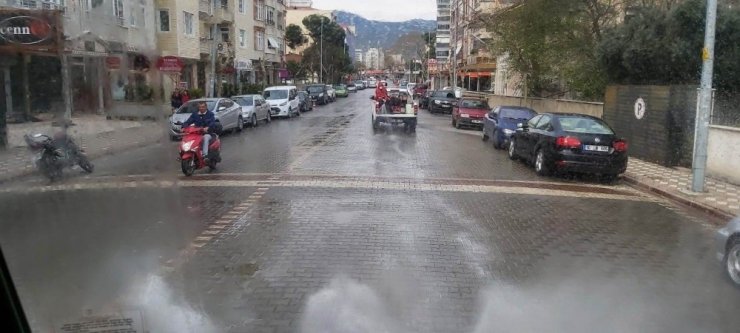 Edremit’te dezenfekte çalışmaları aralıksız sürüyor