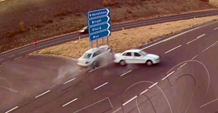 Elazığ ve Bingöl’de trafik kazaları kameraya yansıdı