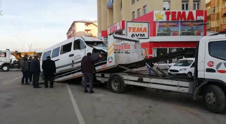 Erzurum’da 5 kişinin yaralandığı feci kaza kameralara yansıdı