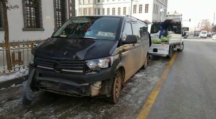 Erzurum’da 5 kişinin yaralandığı feci kaza kameralara yansıdı