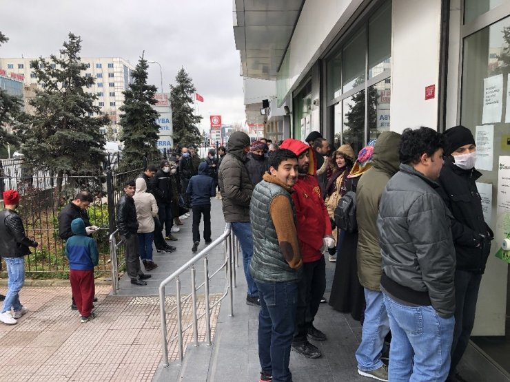 Banka ve PTT şubelerinin önünde kuyruk oluştu