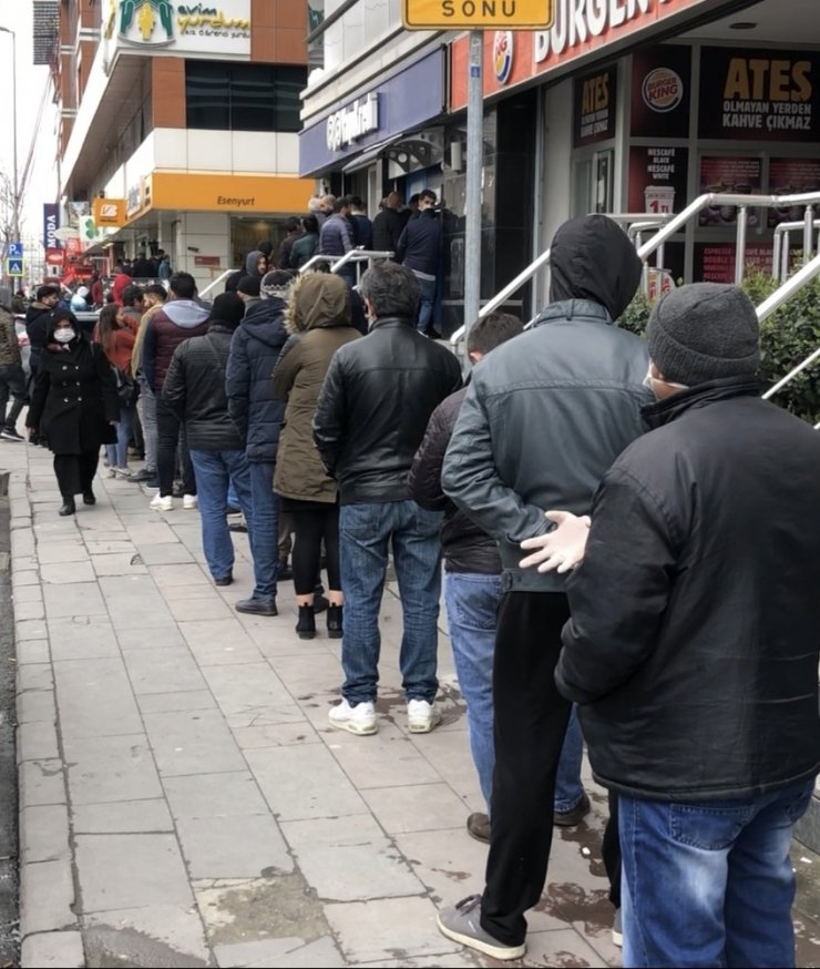 Banka ve PTT şubelerinin önünde kuyruk oluştu