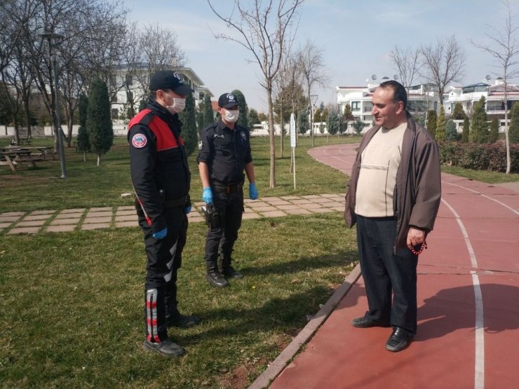 Polis park ve sokakları tek tek gezerek ‘Evde kal’ çağrısı yaptı