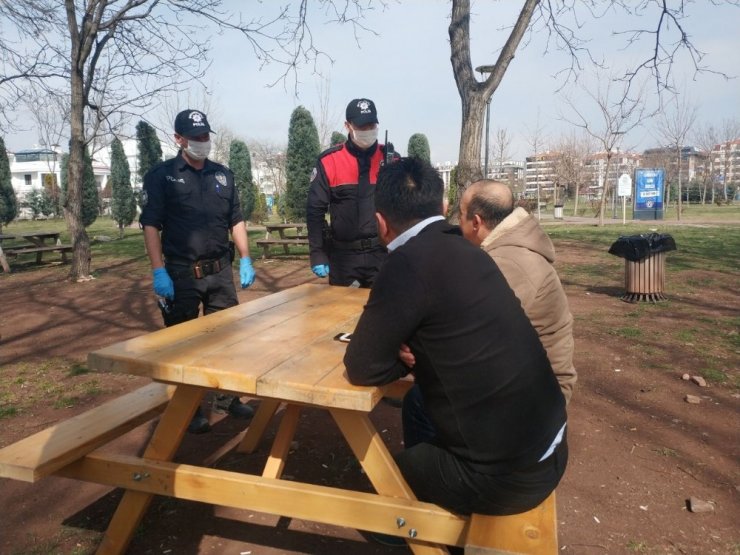 Polis park ve sokakları tek tek gezerek ‘Evde kal’ çağrısı yaptı