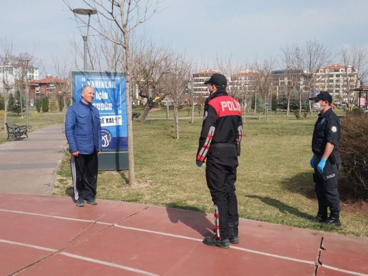 Polis park ve sokakları tek tek gezerek ‘Evde kal’ çağrısı yaptı