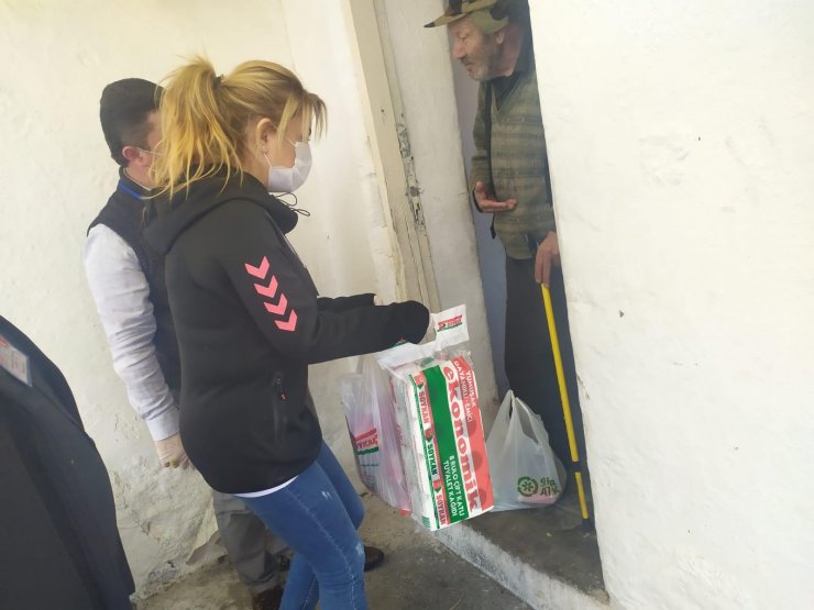 Gönüllü öğretmenlerden örnek davranış