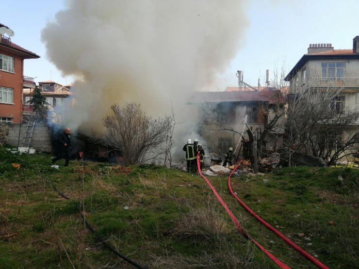 Isparta’da korkutan yangın