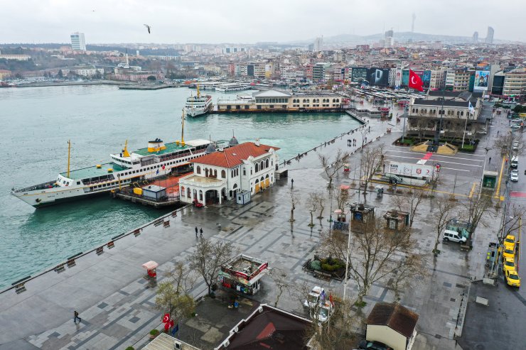 İstanbul'un meydanlarında koronavirüs sessizliği