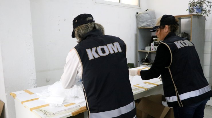 İzmir'de tıbbi standartlara uymayan 1500 maske ele geçirildi