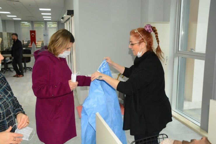 İzmit’te sağlık çalışanları için bone ve önlük üretimi de başladı