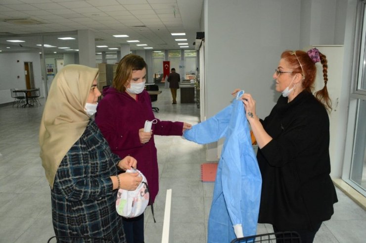 İzmit’te sağlık çalışanları için bone ve önlük üretimi de başladı