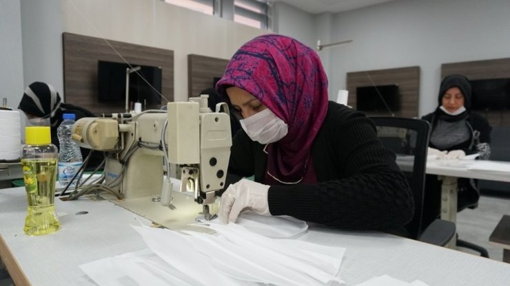 İzmit’te sağlık çalışanları için bone ve önlük üretimi de başladı