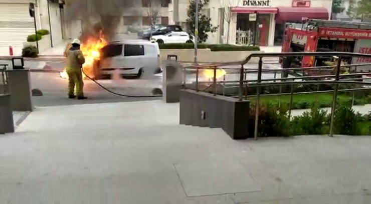 Kadıköy’de otomobilin sokak ortasında alev alev yandığı anlar kamerada