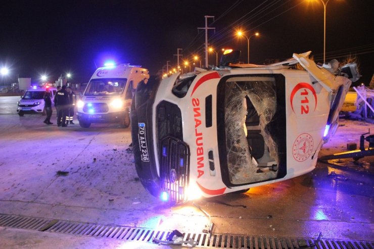 Tekeri patlayan ambulans beton bariyere çarparak fabrika bahçesine devrildi: 3 yaralı