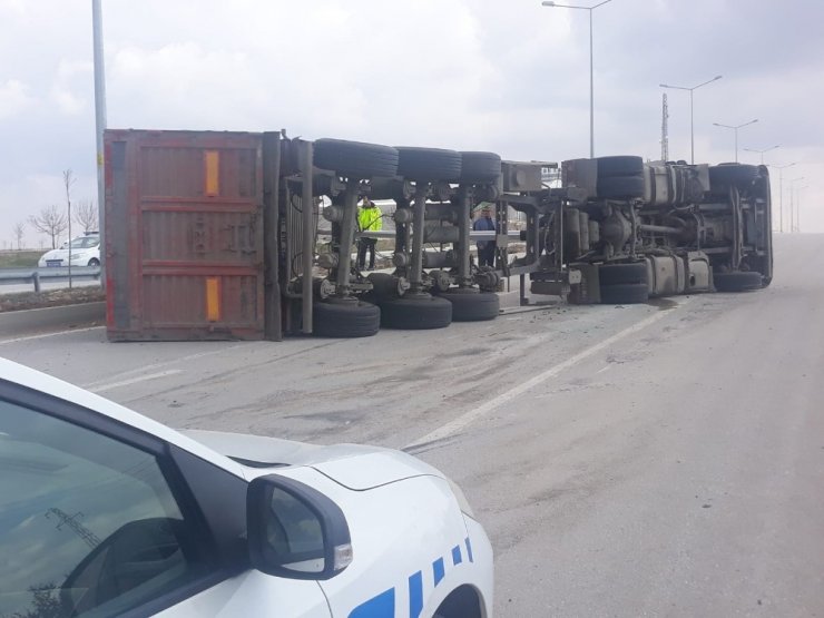 Karaman’da PTS direğine çarpan tır devrildi: 1 yaralı