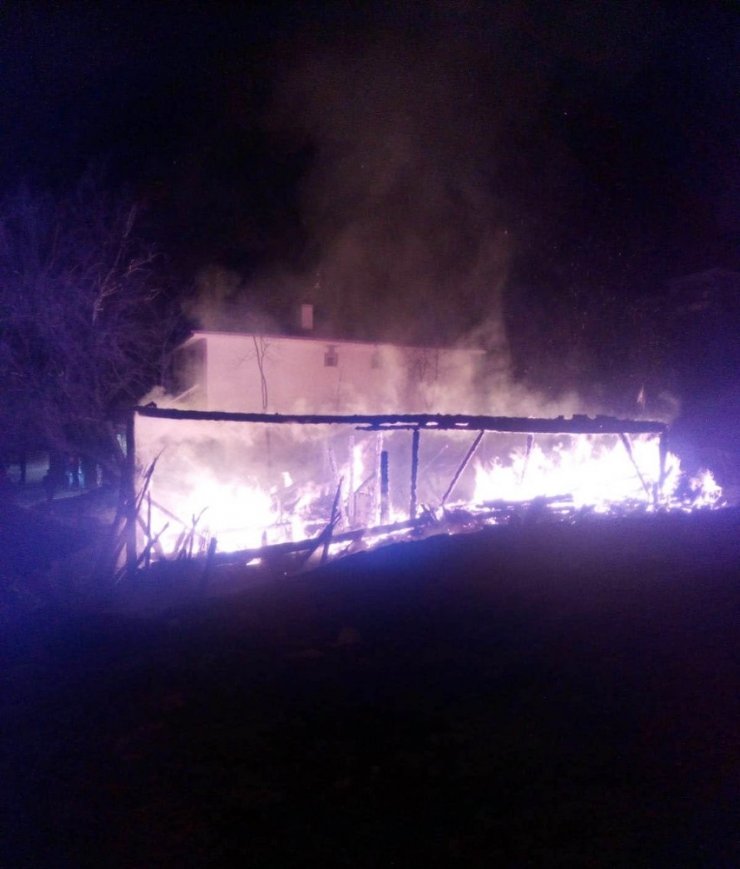 Kastamonu’da geceyi alevler aydınlattı