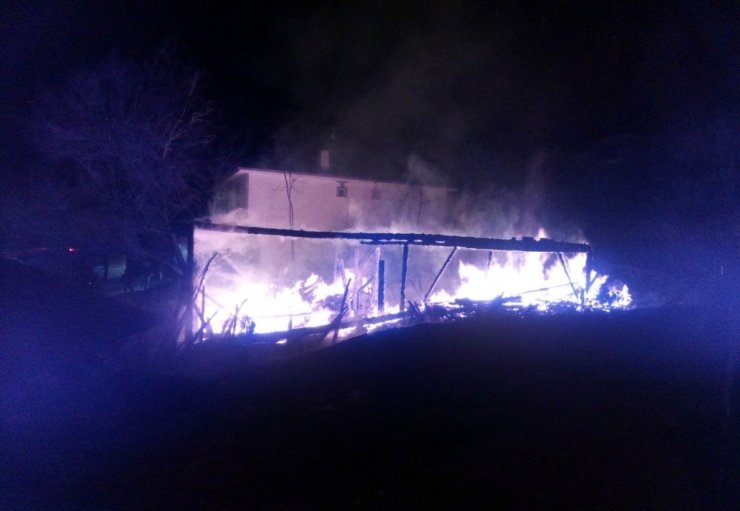 Kastamonu’da geceyi alevler aydınlattı