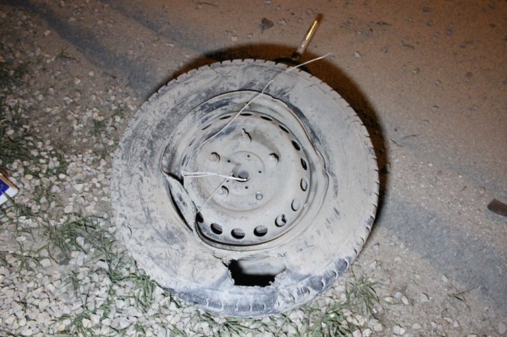 Tekeri patlayan ambulans beton bariyere çarparak fabrika bahçesine devrildi: 3 yaralı