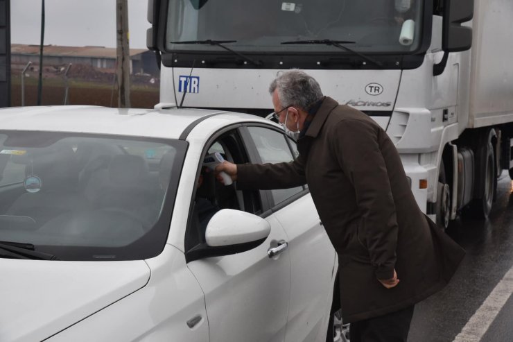 Keşan Belediye Başkanı ilçeye girenlerin ateşini ölçtü